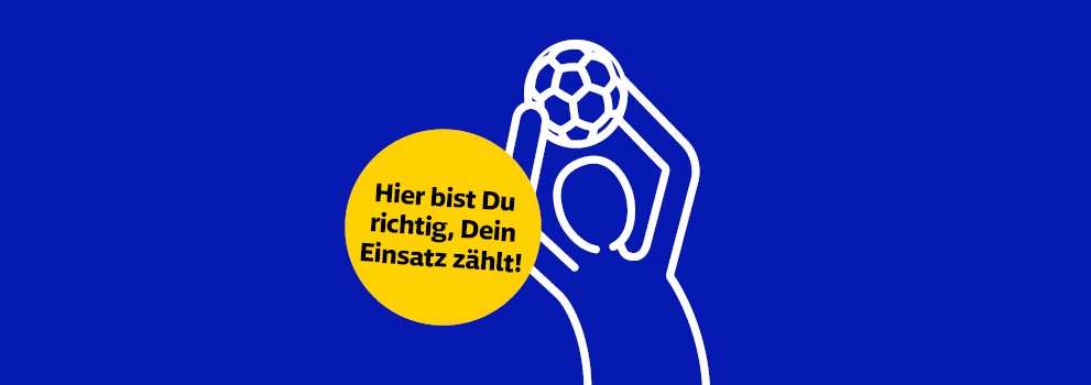 Eine Figur fängt einen Fußball