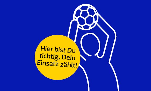 Eine Figur fängt einen Fußball