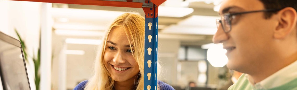 Zwei Dual Studierende lachen zusammen