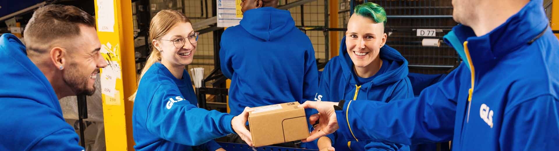 Mitarbeiterin am Fließband mit Paketen