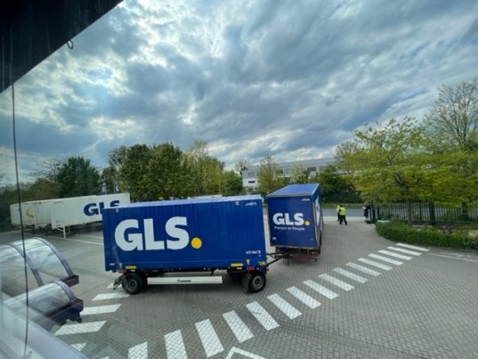 GLS LKW fährt vom Parkplatz